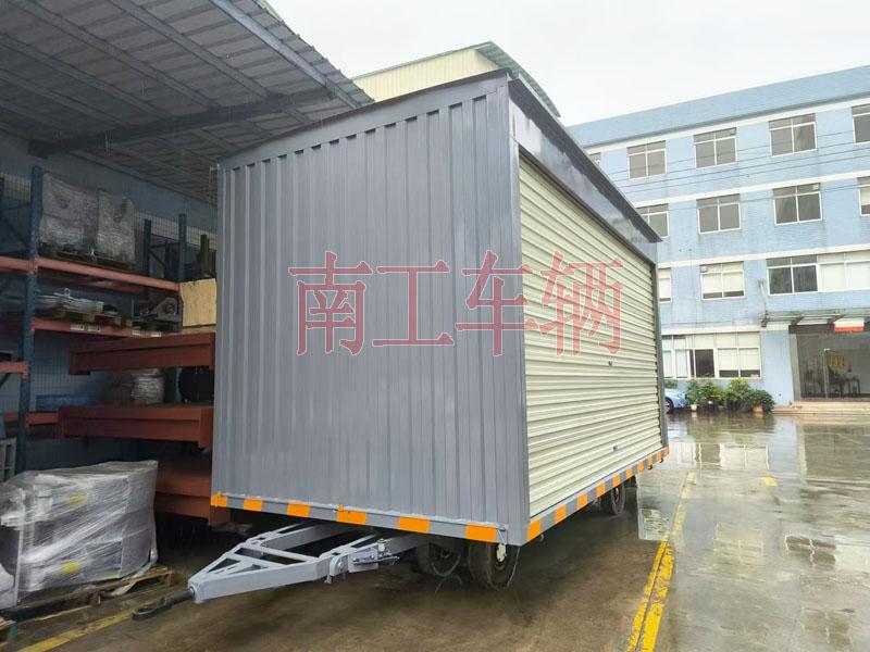 10吨箱式星空·体育（XK SPORTS）官方网站两侧带卷帘门 牵引雨篷拖车