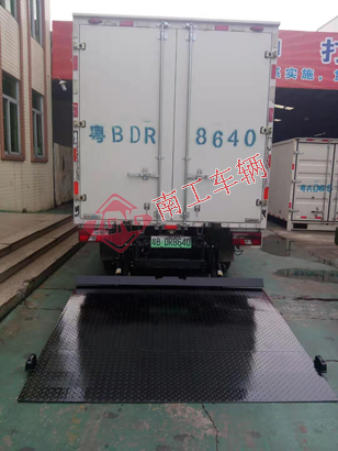 1676082648442497.jpg 新能源电池汽车尾板1I.jpg