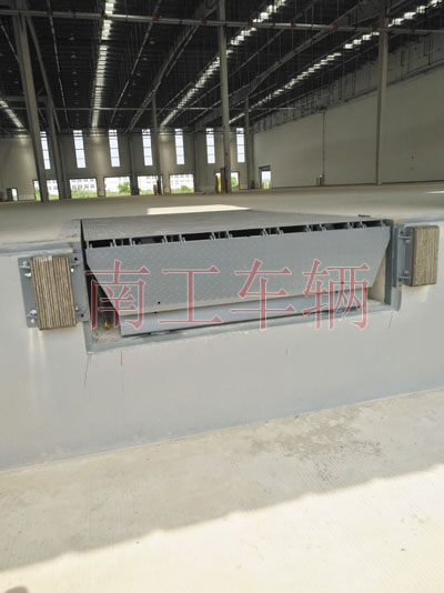 1677895540997550.jpg 8吨固定式登车桥I.jpg