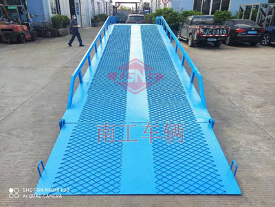 1683943340250312.jpg 10移动式登车桥I.jpg